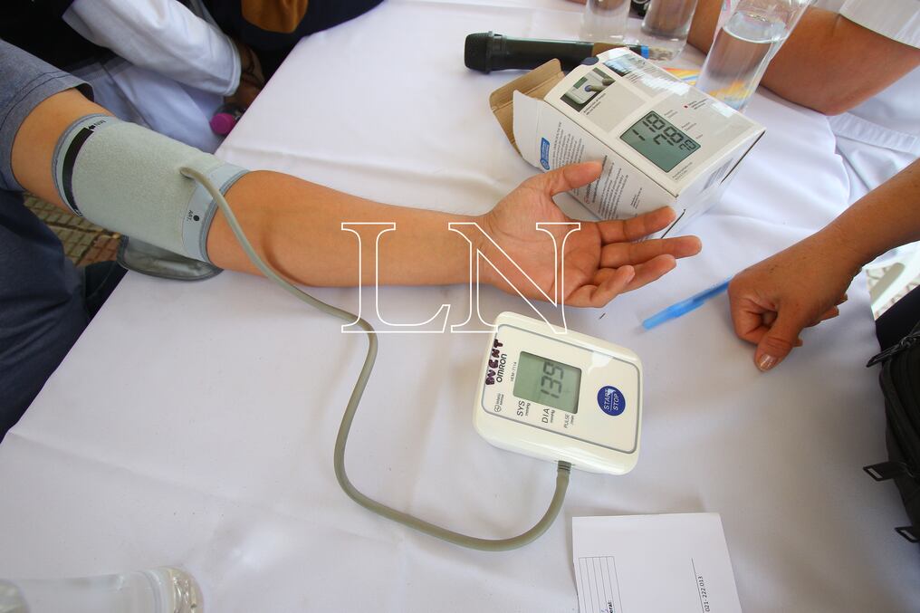 El presidente de la Sociedad Paraguaya de Cardiología, Óscar Paredes, mencionó que es fundamental llevar una vida sana y hacerse los controles para evitar complicaciones. Foto: Christian Meza.