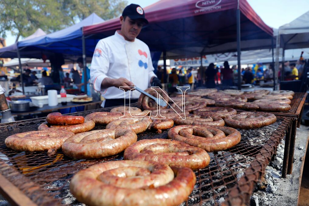 Desde la Senatur señalan que en cada evento no solo son beneficiados los prestadores gastronómicos sino que también los alojamientos, las artesanías y todos los negocios que están a su alrededor. Foto: Christian Meza.