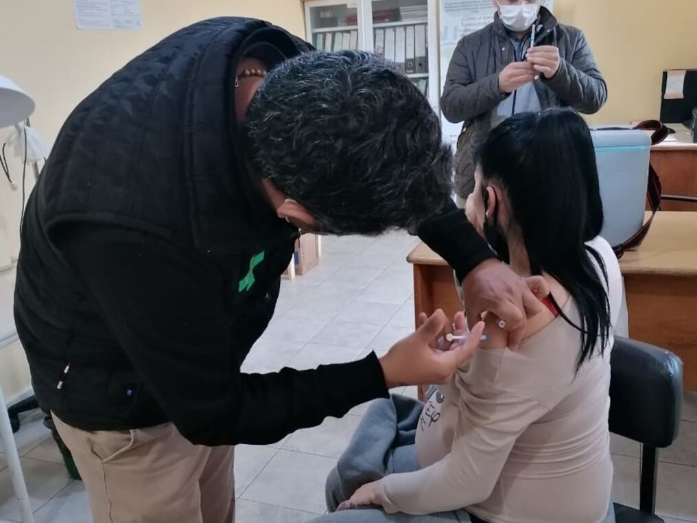 Con la vacunación de estas mujeres que se encuentran en el Cereso de Encarnación y el Centro Penitenciario para mujeres Serafina Dávalos de Coronel Oviedo se inició el proceso de inmunización de la población penitenciaria. Foto: Gentileza.