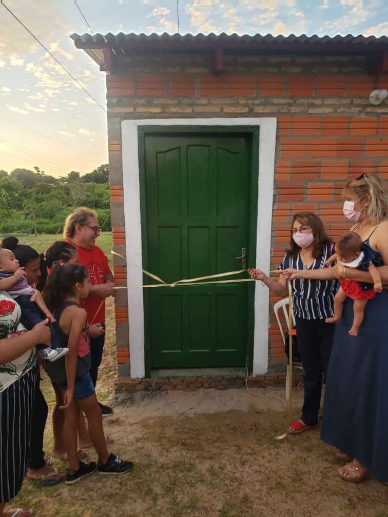 La casa mide 4 x 4 metros con la conexión eléctrica instalada y fue realizada por tres albañiles de la zona. Ayer se bendijo la vivienda con presencia del sacerdote José Amarilla. Foto: Gentileza.