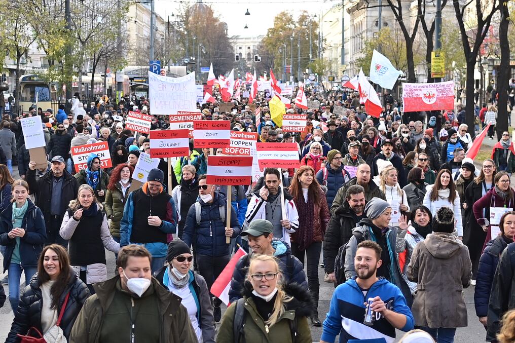 Con pancartas denunciando “la corona-dictadura” y eslóganes como “no a la división de la sociedad”, la multitud se reunió este sábado en el corazón de la capital austriaca, cerca de la cancillería. Foto: AFP.