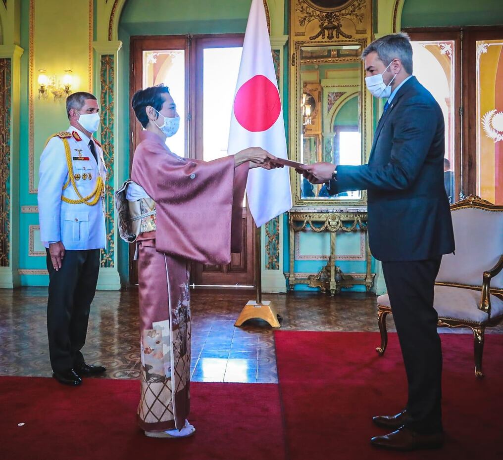 Yoshie Nakatani Otsuka, embajadora del Estado del Japón, presentó credenciales al presidente Mario Abdo Benítez. Foto: Gentileza.