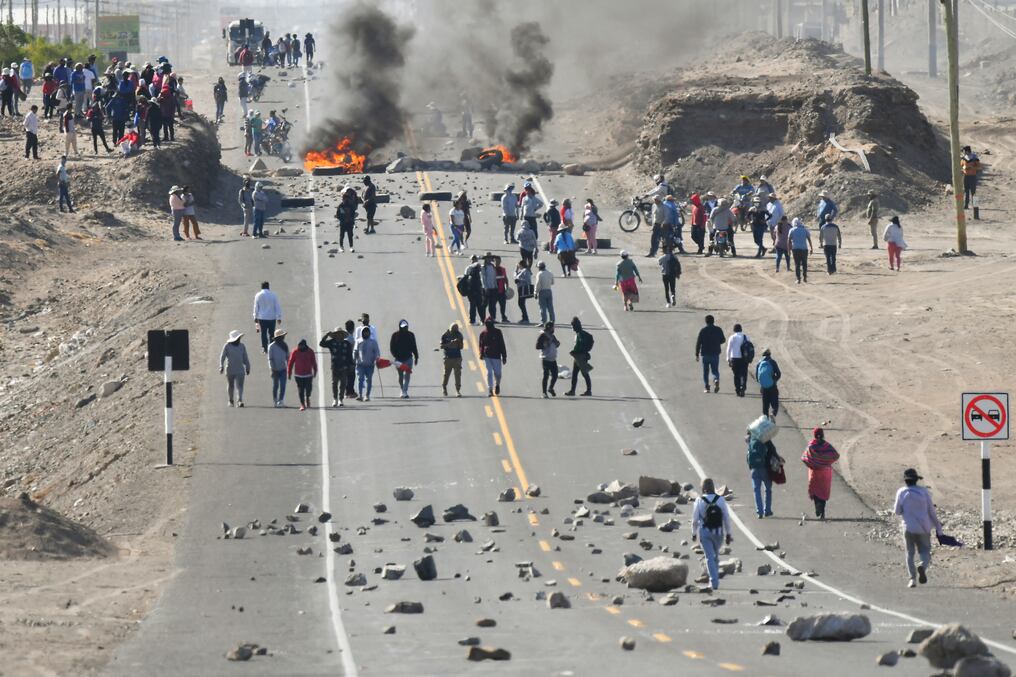 En las protestas del jueves en Cusco se registró la muerte del dirigente campesino Remo Candia, de 50 años, alcanzado por disparos, indicaron testigos y la Policía. Foto: Ilustrativa/AFP.