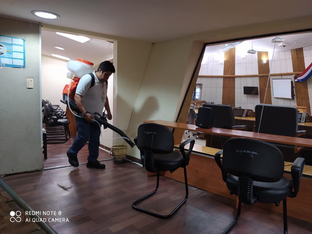 Hoy se procedió a realizar el protocolo de desinfección ante la alarma por caso positivo de COVID-19. Foto: Gentileza.