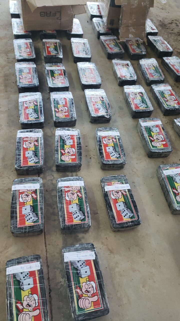 Los panes de cocaína tenían embalaje de color marrón, gris y otros con el logo de personajes Popeye y Gato con Botas, y de bandera boliviana. Foto: Gentileza