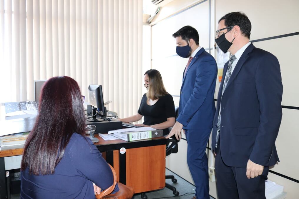 Los fiscales Osmar Legal y Francisco Cabrera tomaron la declaración a varias personas y se constituyeron en Aduanas a fin de verificar la correspondencia con lo incautado  dentro del Parque Sanitario. Foto: Gentileza.