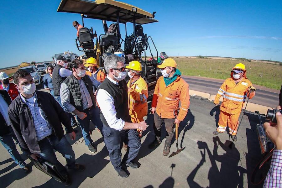 El titular del MOPC compartió con el presidente de la República, Mario Abdo Benítez, sus proyectos inmediatos y anunció la venida de una delegación de autoridades coreanas para avanzar con el proyecto del tren de cercanía. Foto: Gentileza.