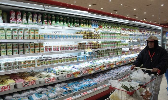 Las empresas que tienen presión de stock para recuperar costos son las que aplicarán un máximo de aumento de G. 250 el litro en el caso de la leche, pero al ser un mercado limitado es riesgoso, sostienen. Foto: Archivo.