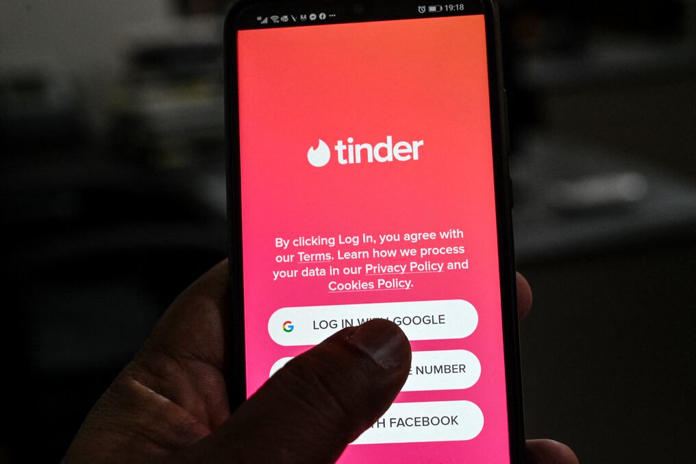 Tinder, Hinge, Match, OkCupid, BLK, Chispa, Plenty of Fish, Bumble y Badoo ofrecen la nueva función para señalar la vacunación anti-COVID-19. Foto: AFP.