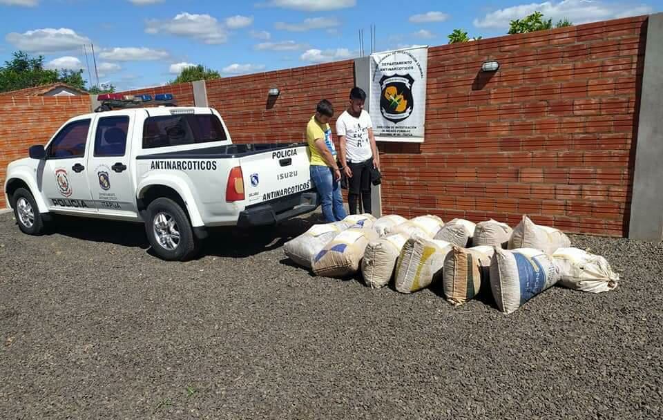 Los hombres que circulaban en el rodado con las bolsas de marihuana fueron identificados como César López Garay y Cristian Henri Altenhofen Vera, quienes fueron detenidos. Foto: Gentileza.