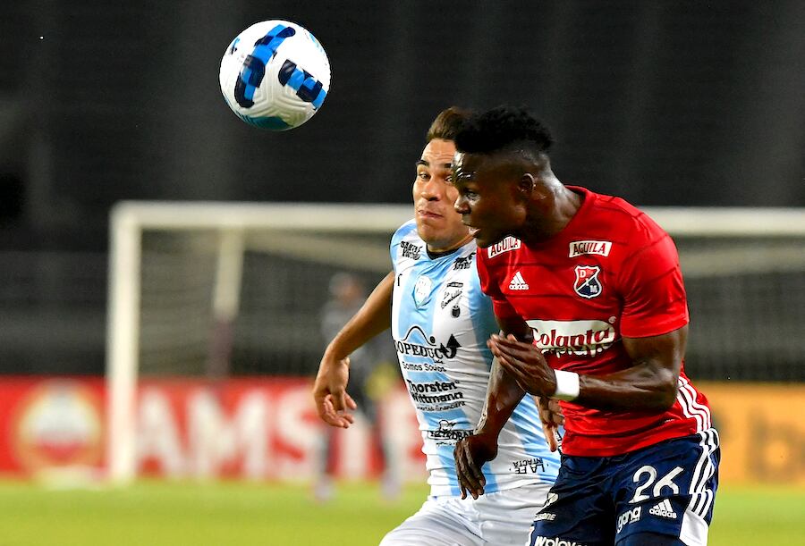 En la acción, Yulián Gómez gana en el salto a Aquilino Giménez de Guaireña.FOTO:CONMEBOL