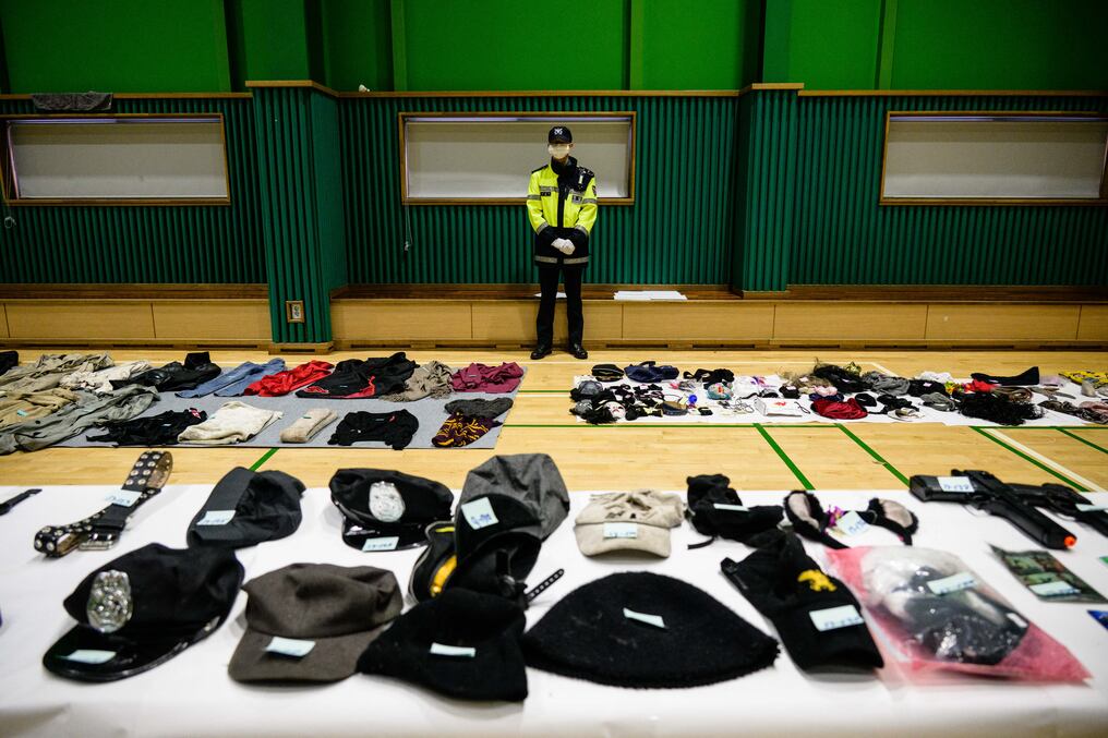 Autoridades de Corea del Sur exhibieron prendas y objetos rescatados tras el suceso y que pueden ser retirados por familiares. Foto: AFP. 
