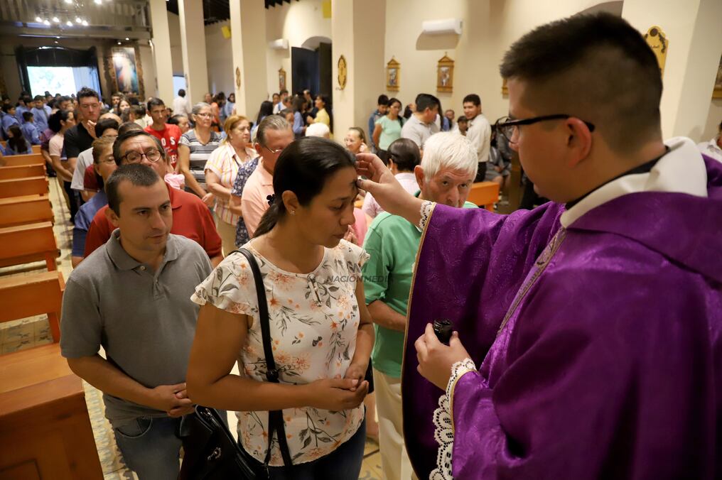 Los fieles acudieron esta mañana a la misa que tuvo lugar en la Iglesia San José de Limpio. Foto: Jorge Jara.