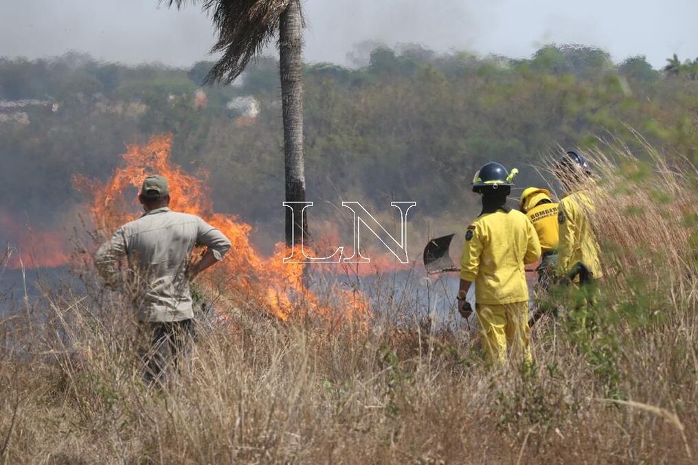Una universidad capitalina anunció la atención neumológica de forma gratuita para miembros de las distintas unidades de bomberos voluntarios del Paraguay que se encuentran luchando intensamente contra los incendios que se registran en varias zonas del territorio nacional. Foto: Pánfilo Leguizamón.