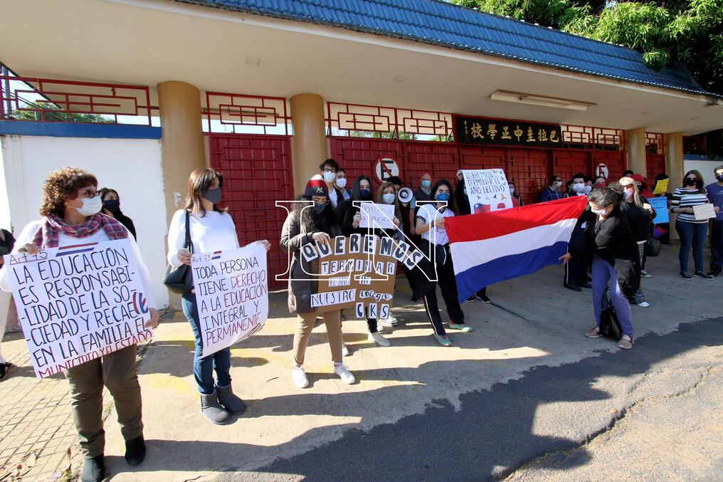 Están en contra del cierre del colegio. Foto: Pánfilo Leguizamón.