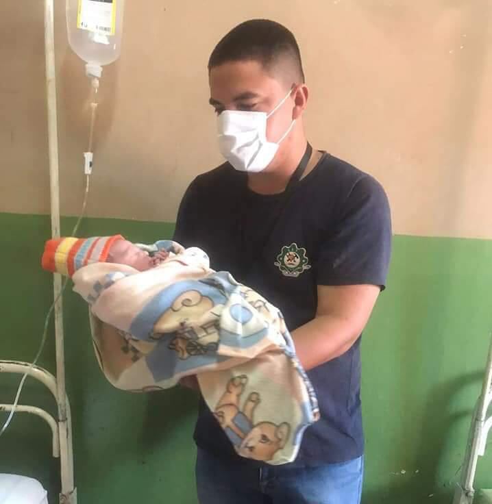El bombero voluntario Gustavo Invernizzi visitó al bebé que trajo al mundo luego de trasladarlo junto a su madre hasta un hospital. Foto: Gentileza-