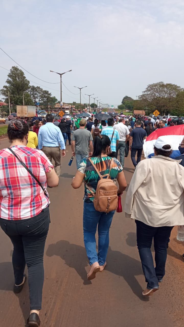 La movilización de los docentes es realizada en reclamo del ajuste salarial del 16% que debía ser aplicado desde octubre. Foto: Dolly Galeano.