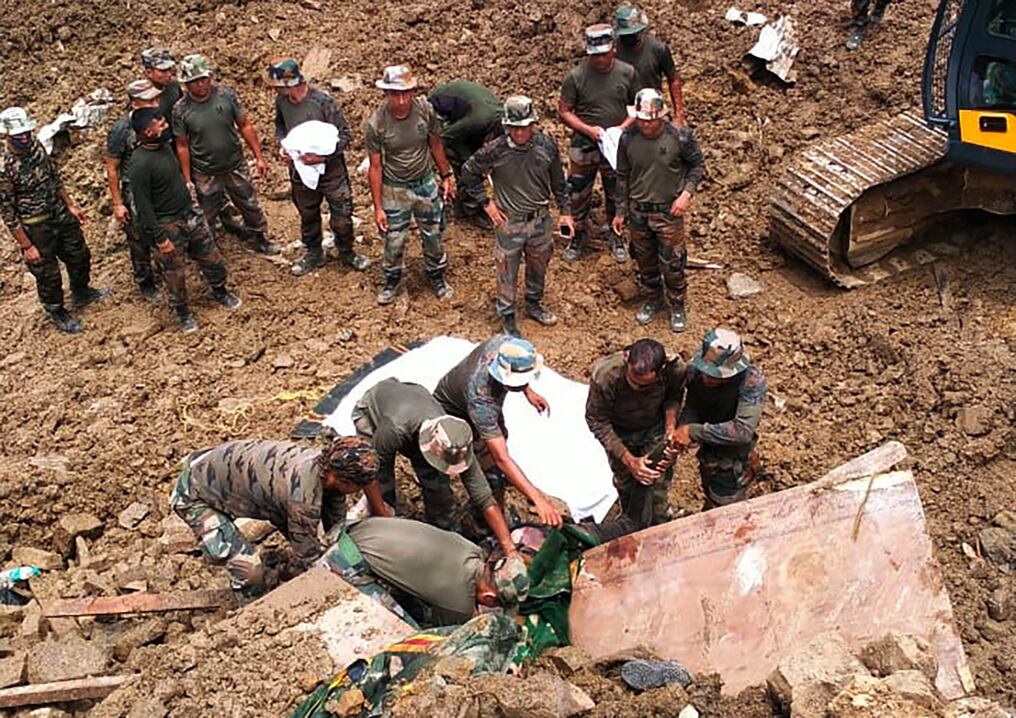 Fuerzas de seguridad y los equipos de socorro buscan sobrevivientes y víctimas después de un deslizamiento de tierra en el distrito de Noney. Foto: AFP.