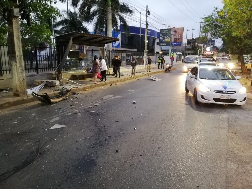 El accidente se registró aproximadamente a las 5:00 sobre la Avenida Mcal. López en Fernando de la Mora. Foto: Universo 970 AM.