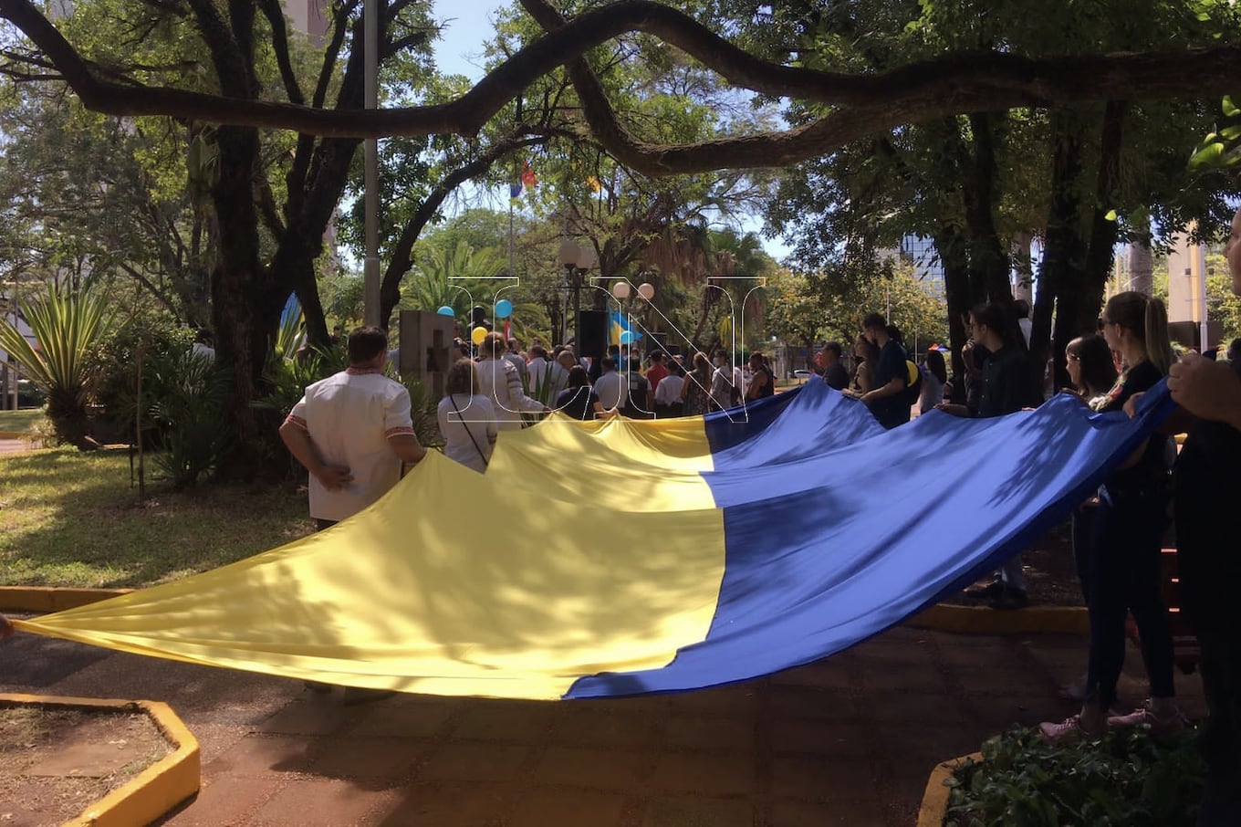 Manifestación de ucranianos y descendientes de Itapúa en la Plaza de Armas de Encarnación por la paz en Ucrania. Foto: LN.