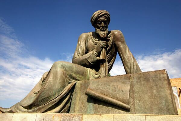 Abu Abdallah Muḥammad ibn Mūsā al-Jwārizmī (780-850), también conocido en español como Al-Juarismi, matemático que vivió entre Persia oriental y Bagdad. De su nombre deviene la palabra algoritmo