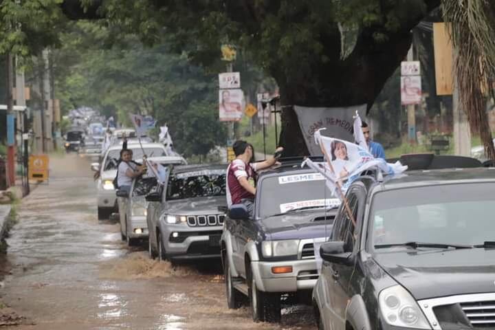 La caravana del intendentable Héctor Lesme primero se adentró en los barrios de Ñemby y luego salió a la transitada avenida Acceso Sur. Foto: Gentileza.