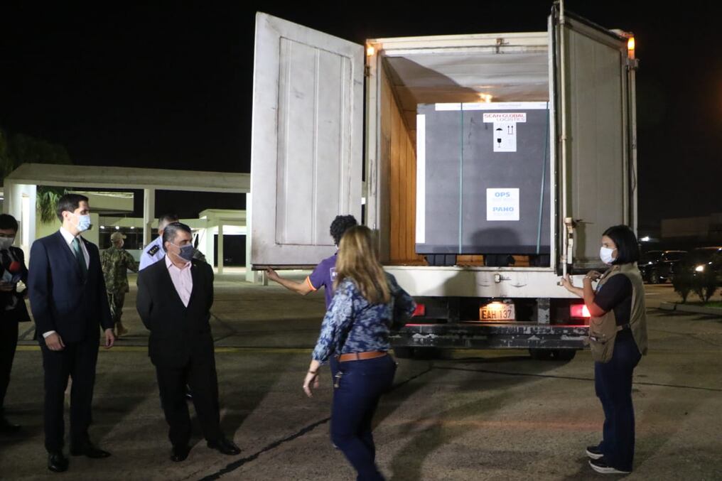 El ministro de Salud, Julio Borba junto a las otras autoridades supervisando el cargamento de las vacunas. Foto: Cristóbal Núñez. 