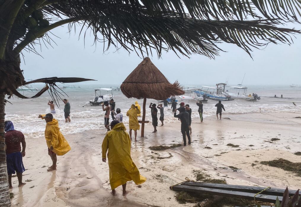 Los pescadores intentaban ayer proteger sus embarcaciones de las fuertes lluvias debido al paso de la tormenta Gamma en Puerto Morelos, Estado de Quintana Roo, México. Foto: AFP.