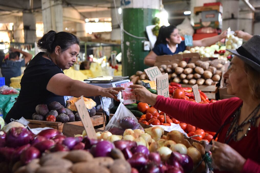 Todo es más caro y eso se siente también en los mercados de Asunción. Foto: AFP.