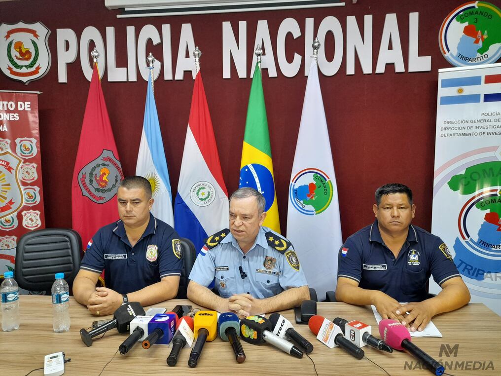 Conferencia de prensa policial sobre detención de la mujer que denunció a policías por supuesto hecho de extorsión. La misma tiene condena en España por trata de personas y su detención es con fines de extradición, según el comisario general César Silguero. Foto: Gustavo Galeano.