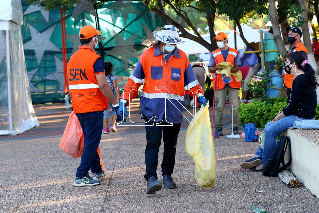 Más de diez mil kilos de residuos recolectan diariamente los funcionarios de la Secretaría de Emergencia Nacional (SEN) de las inmediaciones de la basílica de Caacupé. Foto: Pánfilo Leguizamón.