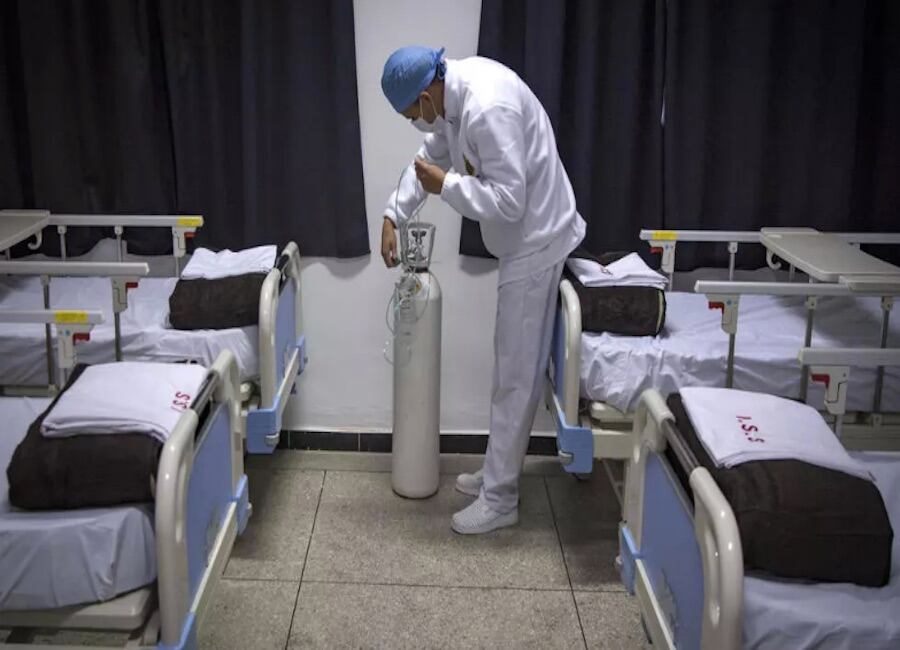 El aumento de los contagios provocó una escasez de oxígeno medicinal, lo que obliga a cientos de peruanos a hacer cola durante cuatro días para conseguir una recarga para un pariente enfermo. Foto: Ilustrativa/AFP.