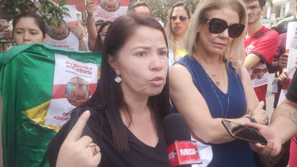 Isabel Streski, madre del universitario brasileño desaparecido, junto a los compañeros universitarios de su hijo, se manifestaron esta mañana frente al Consulado General de Brasil en Paraguay, para exigir mayor interés en la búsqueda de su hijo. Foto: Angélica Giménez.