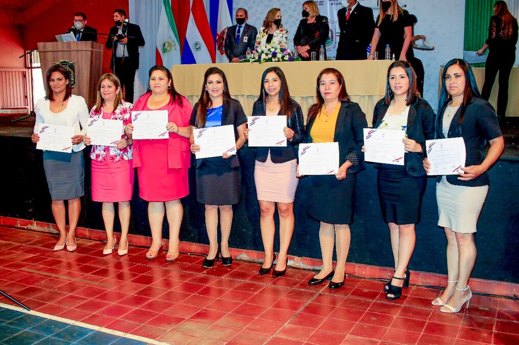 El pasado viernes, la Justicia Electoral realizó la proclamación de autoridades en el departamento de Itapúa, donde se destacó el distrito de J. L. Oviedo que logró una mayoría de 7 de 12 bancas para las mujeres y su intendenta que logró la reelección por tercer período. Foto: Gentileza.