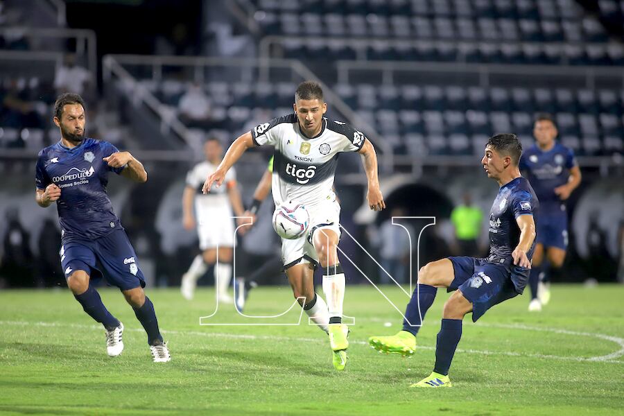 El delantero de Olimpia, Guillermo Paiva, intenta romper la línea defensiva de David Mendoza y Aquilino Giménez, en el partido de anoche.FOTO:NÉSTOR SOTO