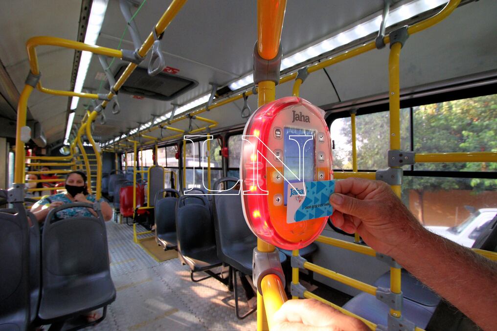 Faltan menos de 15 días para la entrada en vigencia de la obligatoriedad del uso del pasaje electrónico con las tarjetas Jaha y Mas. Sin embargo, pasajeros aún utilizan efectivo para el pago de sus pasajes. Foto: Christian Meza.