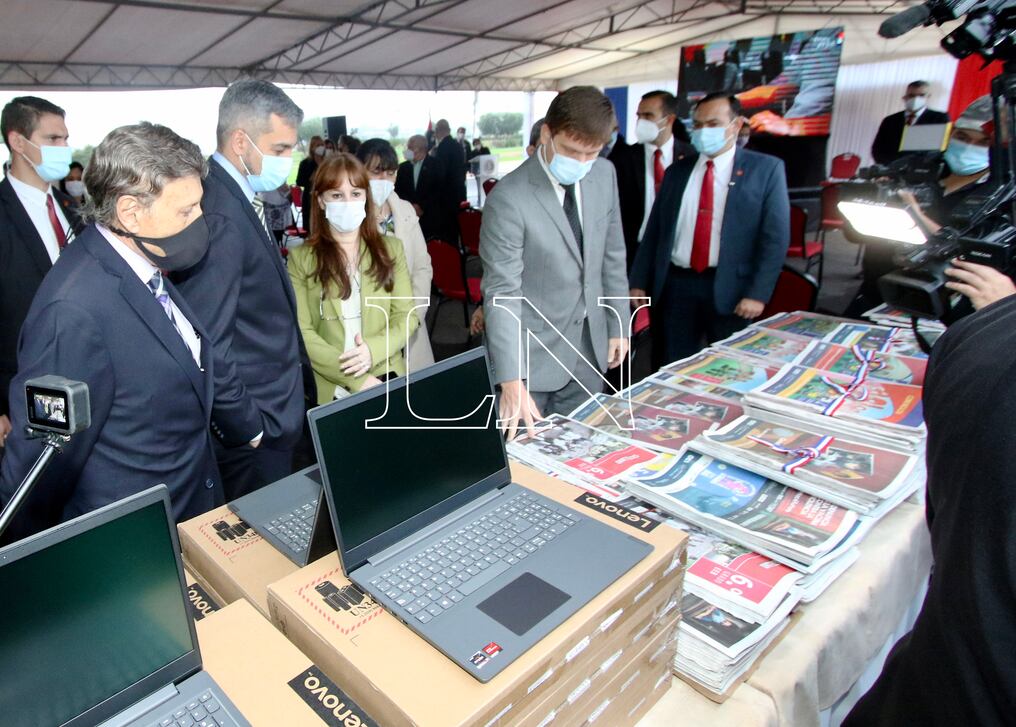 La entrega se realizó esta mañana en la explanada del Palacio de Gobierno. Foto: Pánfilo Leguizamón.