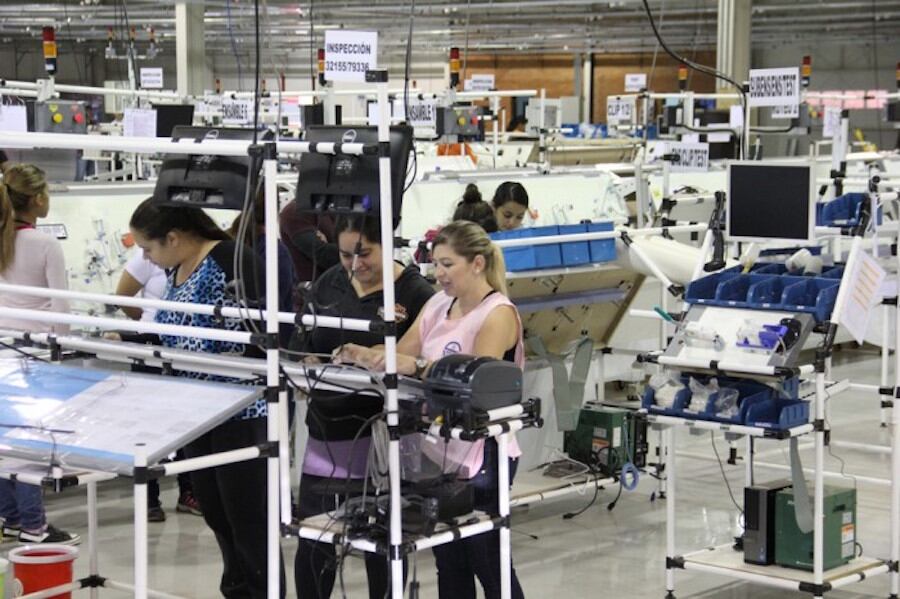 La participación de los rubros se volvió más competitivo, pues autopartes que lideraba con cerca del 50%, a febrero de este año abarca 25% y ya pisándole los talones el de aluminio con 20%, textiles, alimentos y plásticos. Foto: Archivo.