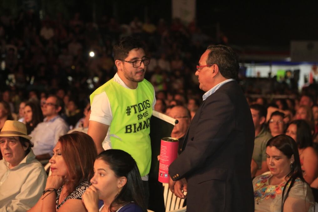 Hugo Javier González, gobernador de Central, meses atrás se encontró con el papá de Bianca, con quien habló sobre la enfermedad de la pequeña. Foto: Gentileza.