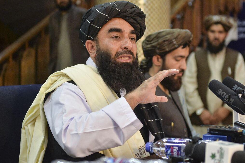 “Nos comprometemos a dejar trabajar a las mujeres de acuerdo con el respeto de los principios del islam”, dijo el portavoz Zabihullah Mujahid. Foto: AFP.