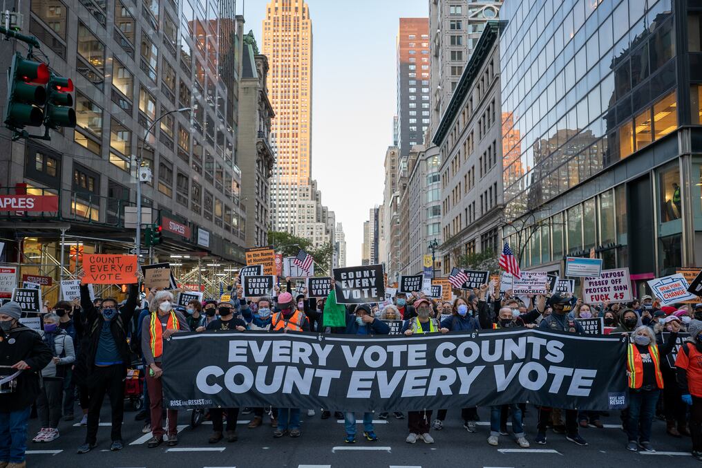 Votantes del demócrata Joe Biden marcharon pacíficamente por la Quinta Avenida el miércoles para exigir “el conteo de cada voto”. Foto: AFP.
