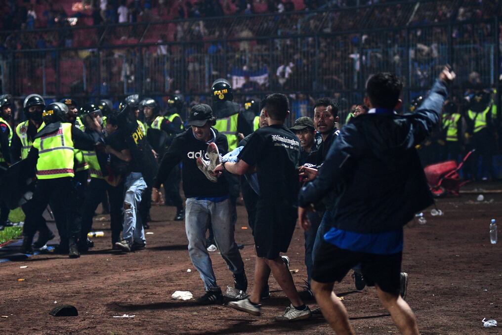 La tragedia ocurrida en la ciudad oriental de Malang dejó decenas de heridos y es uno de los peores desastres registrados en un estadio a nivel mundial. Foto: AFP.