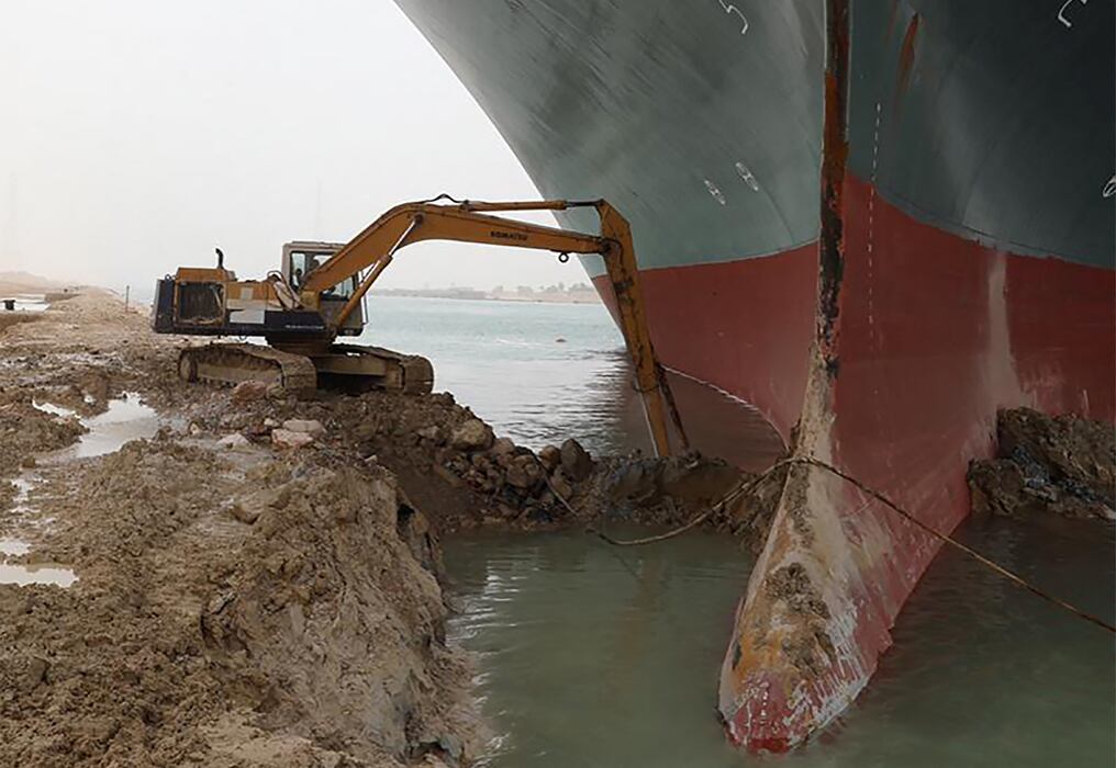 Desde el miércoles, la Autoridad del Canal de Suez (SCA, egipcia) intenta desencallar el buque, de más de 220.000 toneladas. Foto: AFP.