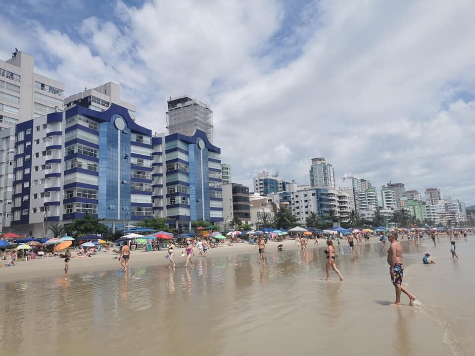 Las playas de Santa Catarina son de las más buscadas por los paraguayos a pesar del nuevo brote de casos de COVID-19 en el Brasil. Foto: Gentileza.