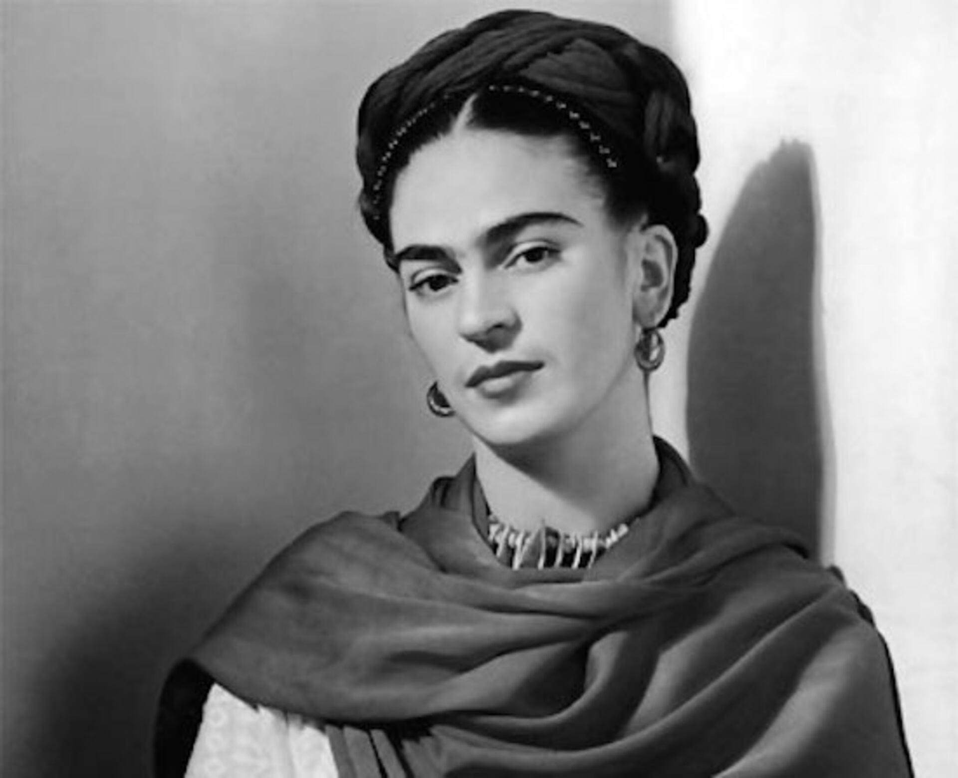 Frida Kahlo: “Reír nos hizo invencibles”.