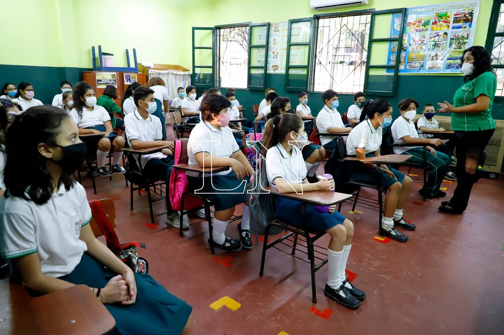 El titular del MEC, Juan Manuel Brunetti, dijo que no hay sustitución para las clases presenciales e insistió en la necesidad de volver a las aulas para mejorar el aprendizaje de los estudiantes y puedan tener contacto con los docentes y los compañeros. Foto: Christian Meza.