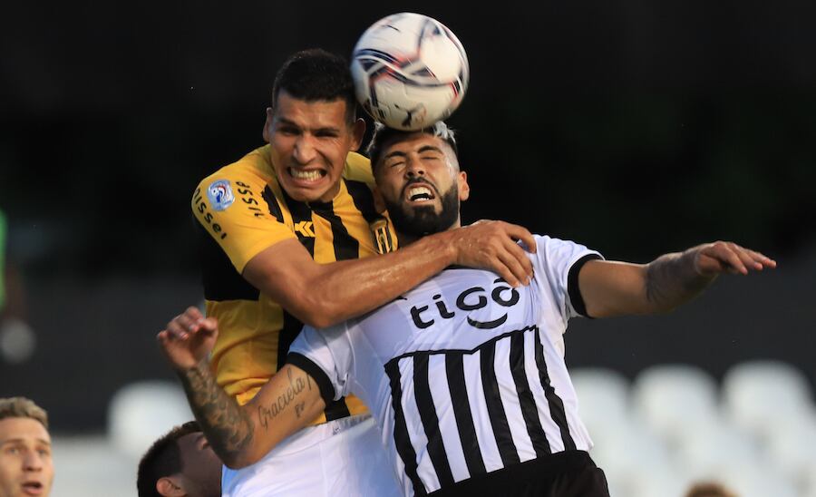 Un duelo aéreo entre Alexander Barboza y Marcos Cáceres en el clásico Libertad y Guaraní.FOTO:ARCHIVO