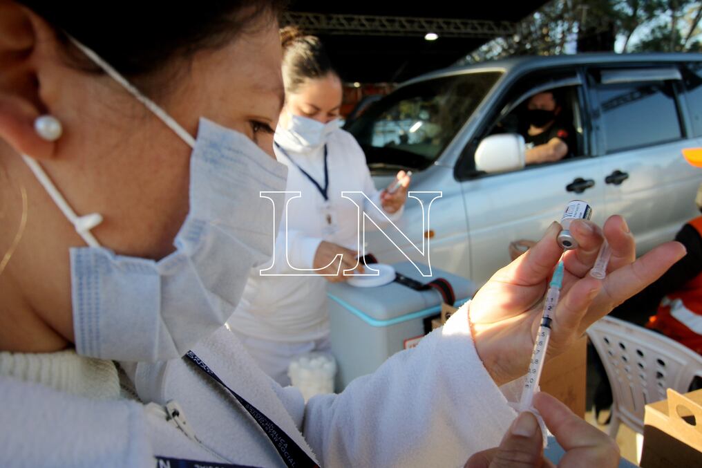 La presidenta del Círculo Paraguayo de Médicos, Gloria Meza, indicó que es fundamental continuar con la vacunación contra el COVID-19 ante el riesgo de una tercera ola. Foto: Pánfilo Leguizamón.