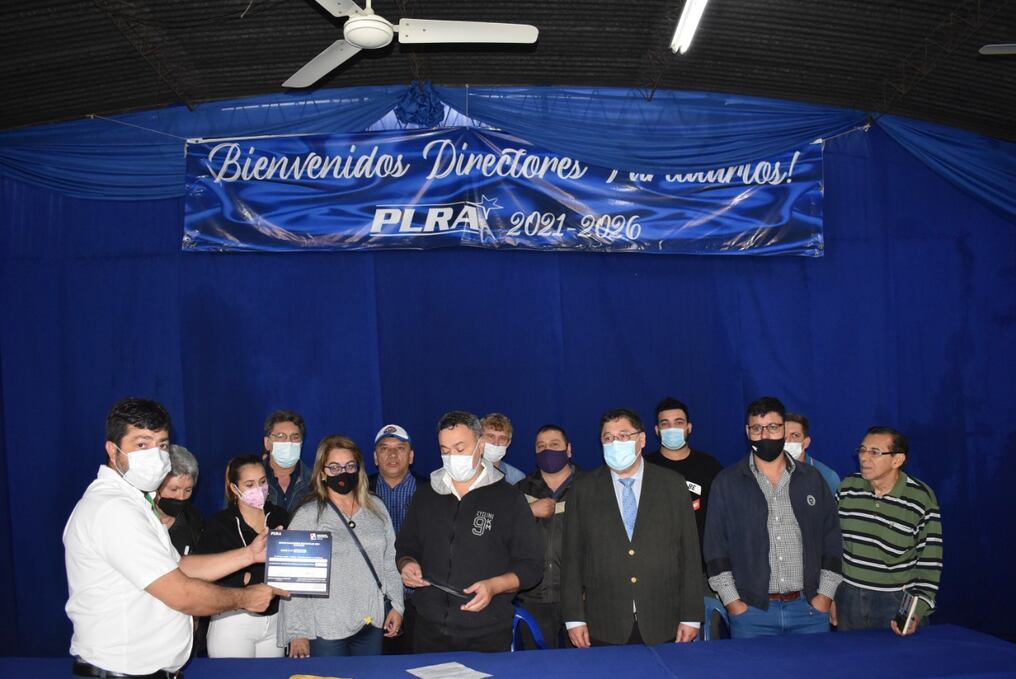 El reelecto concejal de Asunción realizó una entrega simbólica de bonos que recibió para su campaña pero no pudo colocar en el mercado financiero, ahora espera que el directorio del Partido Liberal fije hora y día para la entrega oficial. Foto: Gentileza.