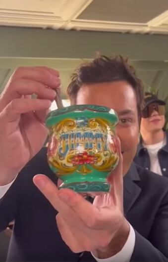 Jimmy Fallon muestra emocionado el regalo de Bizarrap, un matero que el argentino enseñó a usar al conductor. Foto: Instagram.